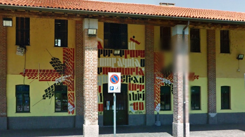 Lite in biblioteca a causa del cane: ragazzo tira schiaffo alla padrona