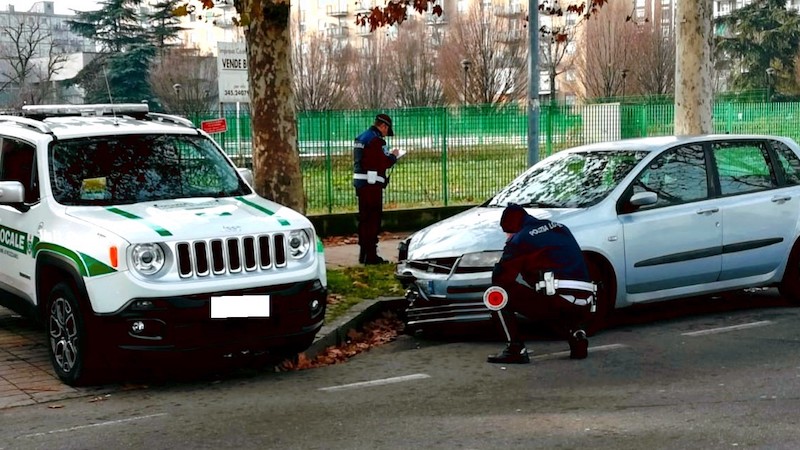 Provoca incidente, ferisce anziano e scappa: la polizia locale lo trova