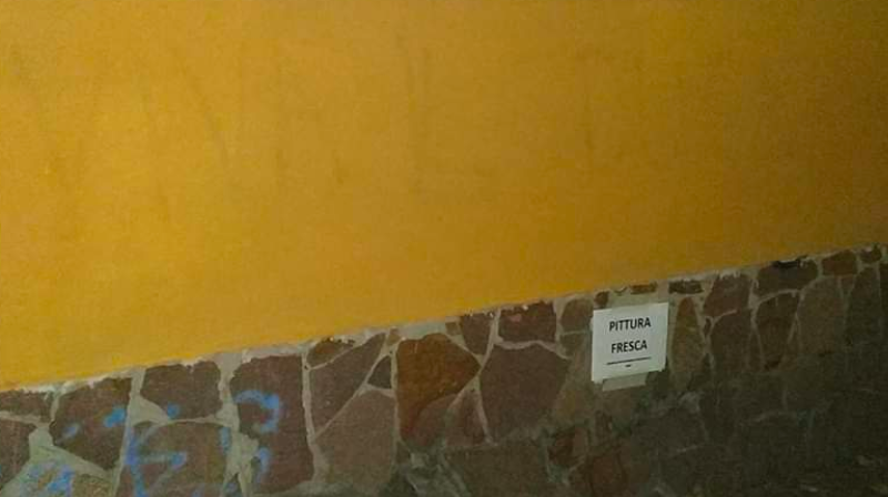 Scritte fasciste sui muri del parco, intervento lampo per rimuoverle