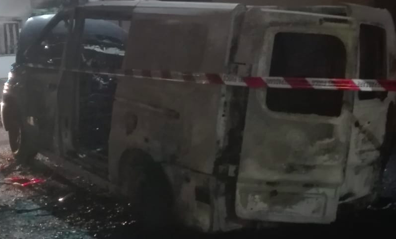 Furgoncino in fiamme in via Curiel, i pompieri domano l’incendio