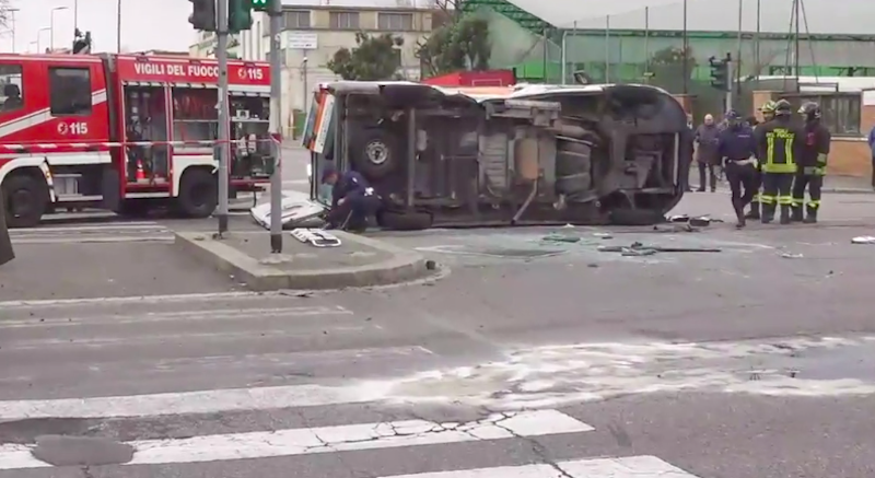 Incidente con ambulanza, rimasti feriti due soccorritori e un automobilista
