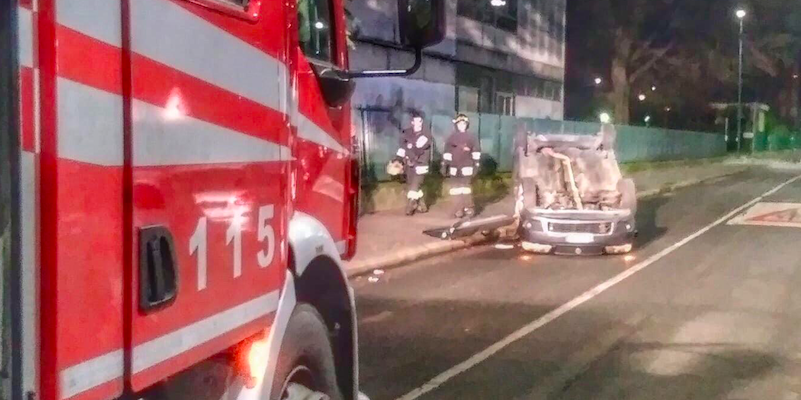 Si ribalta con la macchina poi si allontana FOTO