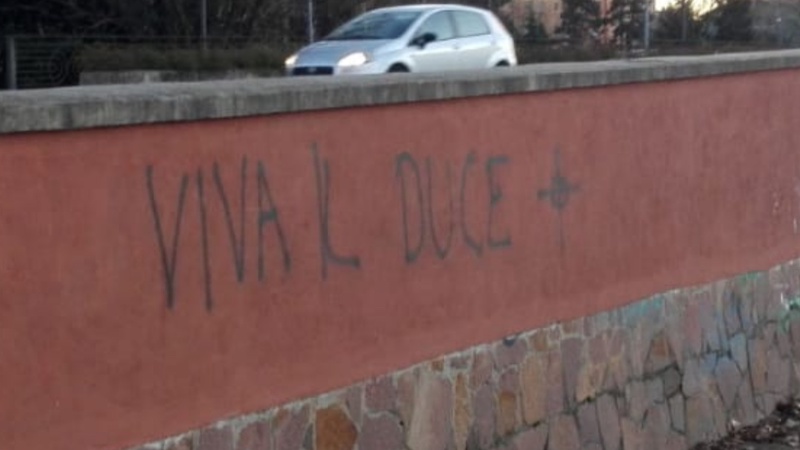Scritte fasciste e svastiche sui muri appena ripuliti da Retake FOTO