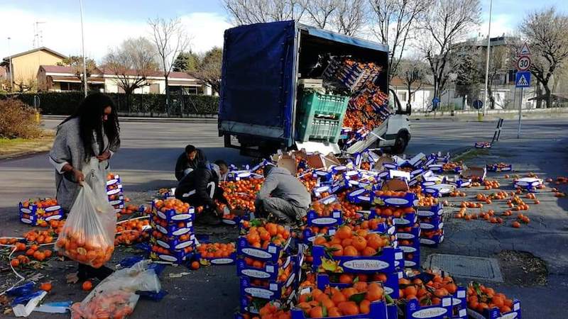 Camioncino perde carico in mezzo alla strada, i minori profughi raccolgono tutto