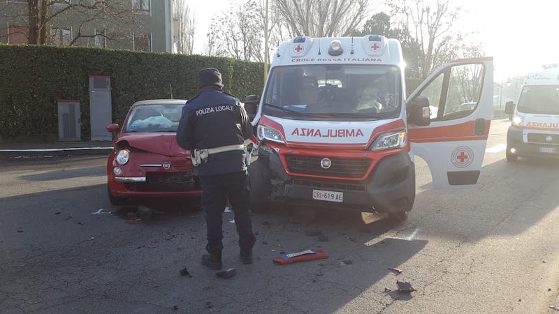 Scontro tra un’ambulanza e un’auto in via della Costituzione FOTO