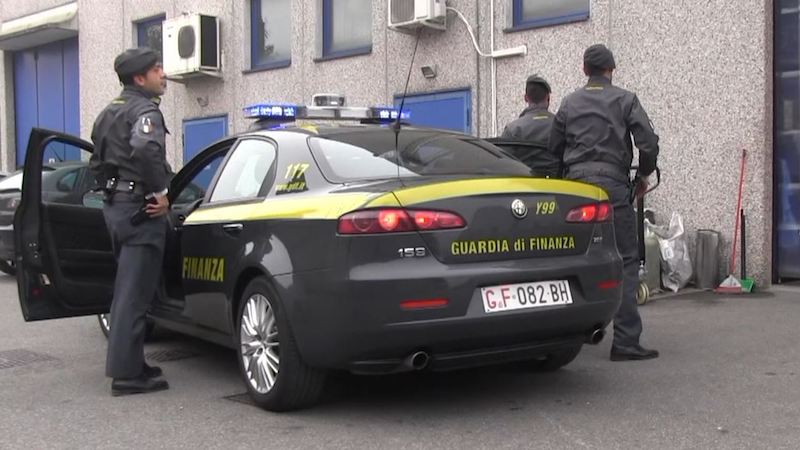Abiti contraffatti, sequestrati oltre 19mila vestiti di grandi marche false