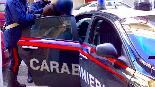 Tenta di aggredire ex fidanzata facendo irruzione in casa, i carabinieri lo arrestano