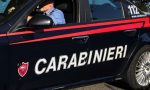 Getta dalla finestra vetri e mobili e aggredisce i carabinieri, arrestato spacciatore