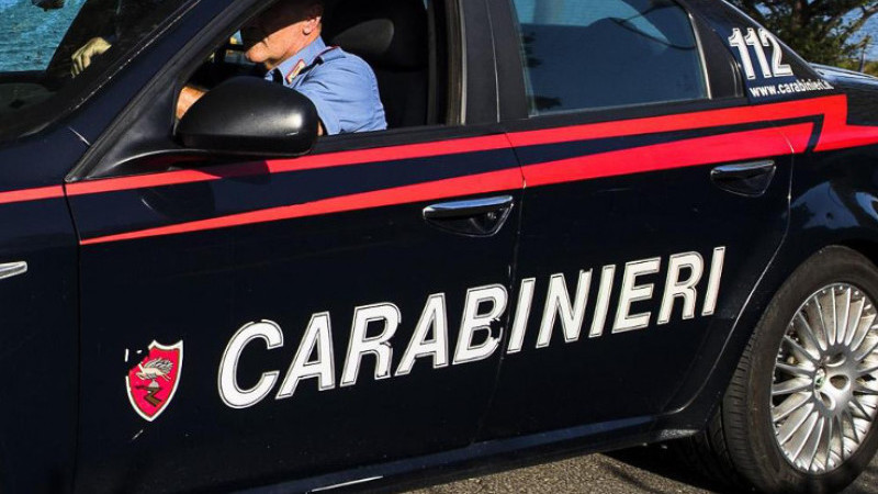 Getta dalla finestra vetri e mobili e aggredisce i carabinieri, arrestato spacciatore