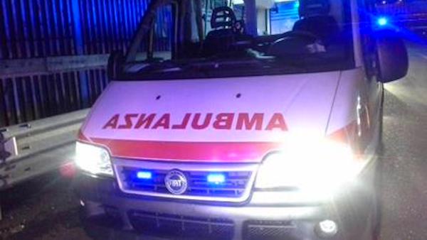 Corto circuito il modem vicino a una bottiglia di alcool, feriti madre e figlio