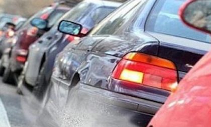 Auto va a sbattere e blocca la strada: traffico paralizzato in via Romagna