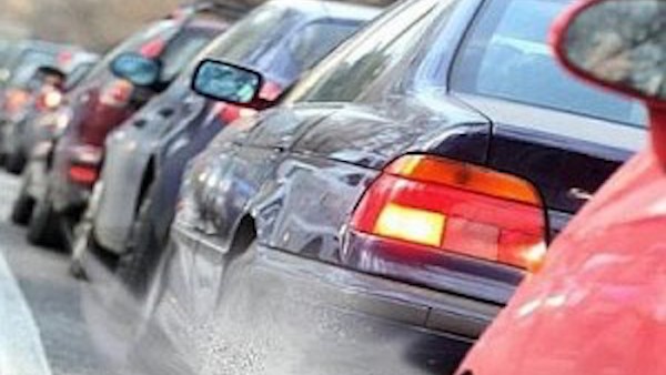 Auto va a sbattere e blocca la strada: traffico paralizzato in via Romagna