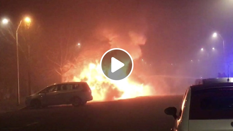 Auto in fiamme, violento incendio al quartiere Burgo VIDEO