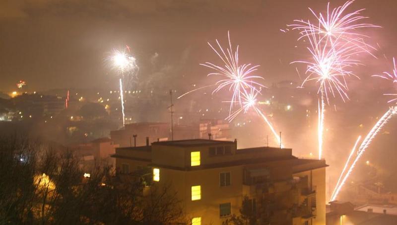 Botti di Capodanno, 23enne perde una mano e si ustiona il viso