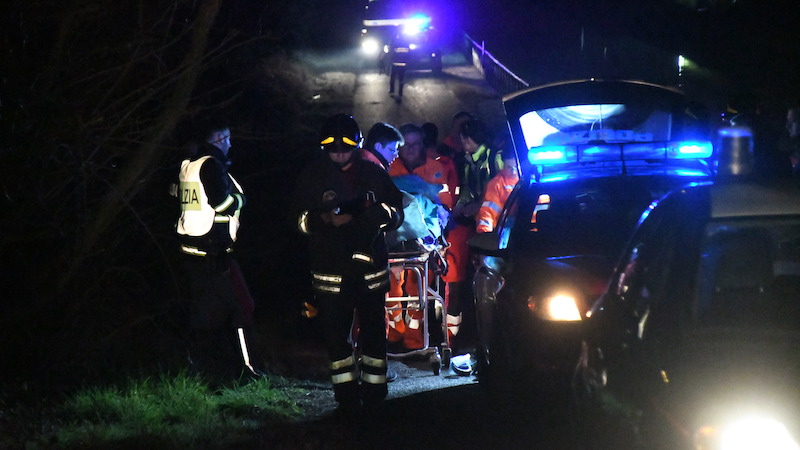 Cade nelle acque gelide del Naviglio, rischia di annegare ma viene salvato VIDEO