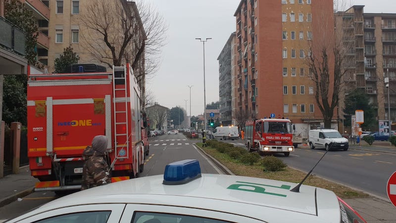 Fuga di gas, i vigili del fuoco chiudono due strade FOTO