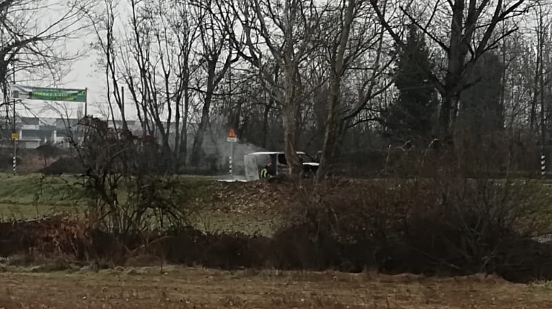 FLASH – Furgoncino prende fuoco in mezzo alla carreggiata.
