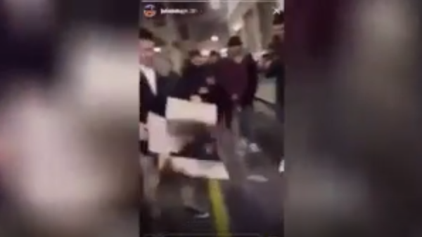 Gallina maltrattata, presa a calci come un pallone: caccia ai bulli VIDEO