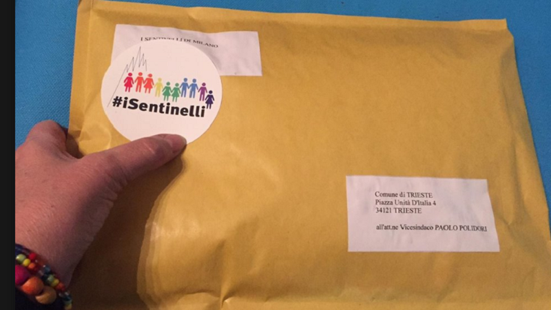 Getta coperta del clochard, i Sentinelli di Milano ne regalano una al vicesindaco