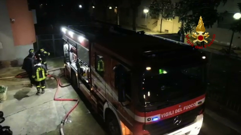 Incendio in appartamento, quattro intossicati e 30 evacuati VIDEO e FOTO