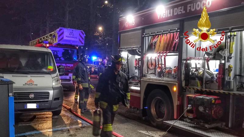 Incendio nelle cantine, 30 famiglie evacuate nella notte