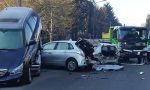 Incidente all'incrocio, camioncino sfascia sei auto posteggiate FOTO