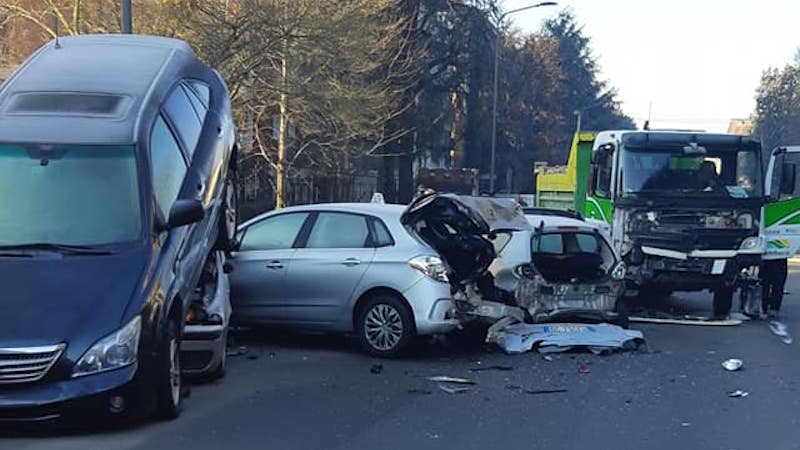 Incidente all’incrocio, camioncino sfascia sei auto posteggiate FOTO