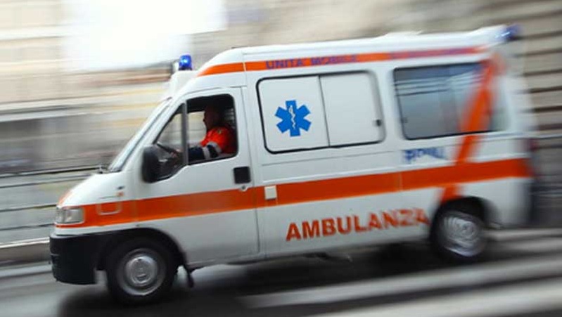 Auto investe mamma e figlio in via La Malfa