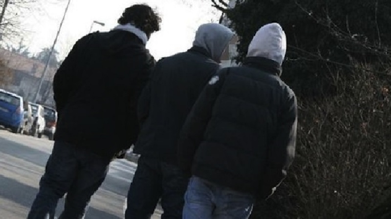 Minaccia con coltello il compagno di 12 anni fuori dalla scuola