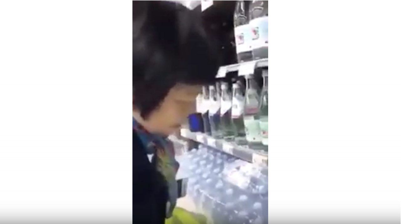 “Cinese di m…a, ti sparo in testa”, offesa e minacciata al supermercato