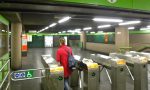 Scavalcano i tornelli della metro e pestano agente che li ferma