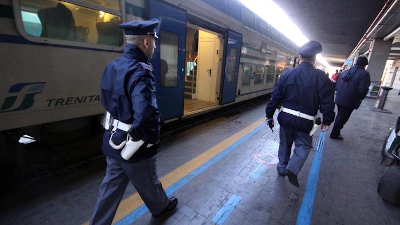 Pugni in faccia per rapinare coppia di anziani, arrestato un 18enne