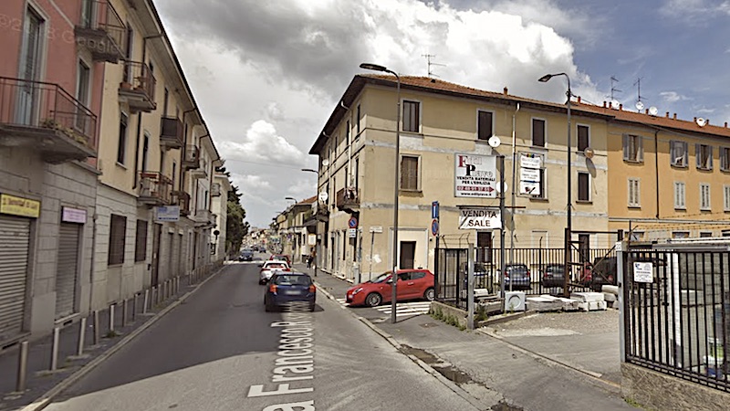 Scappa dal posto di blocco e travolge poliziotto, il collega spara due colpi