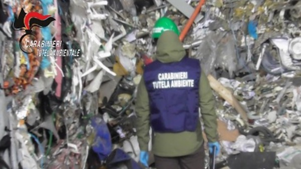 2450 tonnellate di rifiuti illeciti sequestrati in un sito