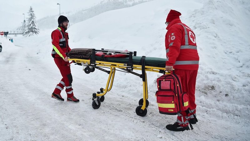Perde controllo sugli sci, trauma cranico per un 14enne