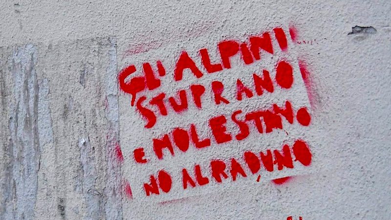 Scritte contro alpini in via Padova: “Stuprano e molestano”