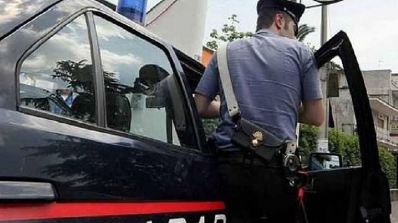 Trovata morta sul pianerottolo: vittima una 43enne, mistero sul decesso