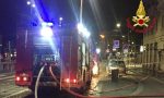 Violento incendio sul tetto, palazzo evacuato dai pompieri FOTO