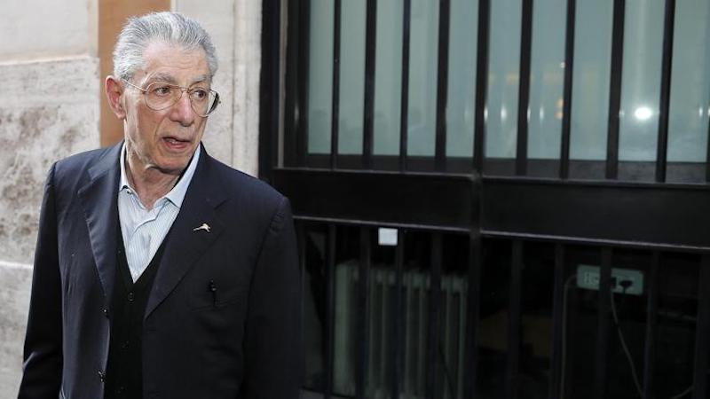 Umberto Bossi colpito da malore: “Ora è stabile e reattivo”