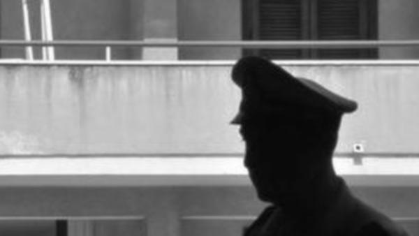 Rapinato nel pomeriggio, 23enne si suicida poco dopo buttandosi dalla finestra