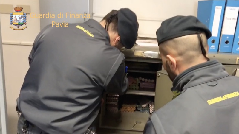 Arrestato direttore ufficio postale: prelievi da carte e soldi rubati dalla cassa VIDEO