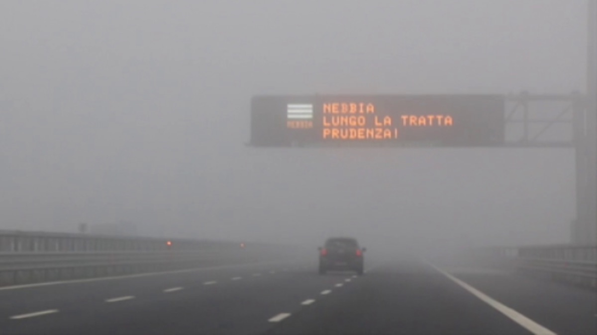 A1 chiusa per nebbia, maxi tamponamento tra Milano Sud e Lodi