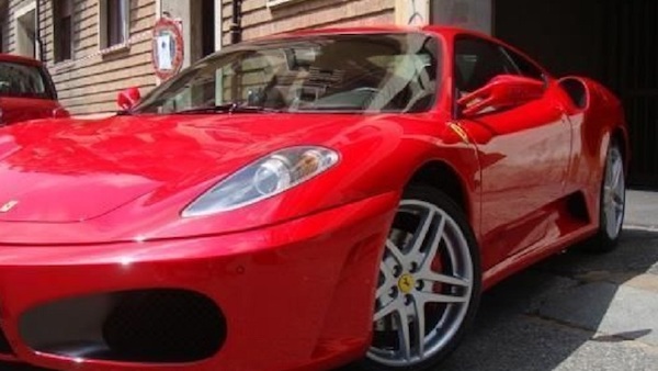 Ruba Ferrari e la parcheggia sotto casa: denunciato il rapinatore