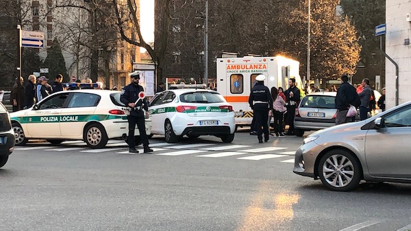 In strada per prendere la palla: bimbo di 6 anni contro auto FOTO