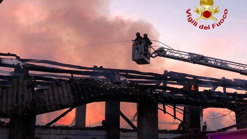 Incendio a Morimondo, brucia cascina con mucche intrappolate all’interno FOTO e VIDEO