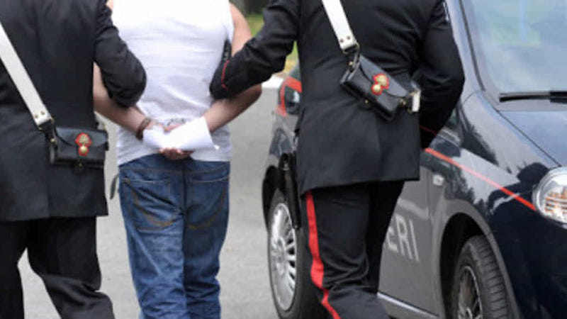 Massacra di botte la ex compagna al mercato di Corsico: arrestato dai carabinieri