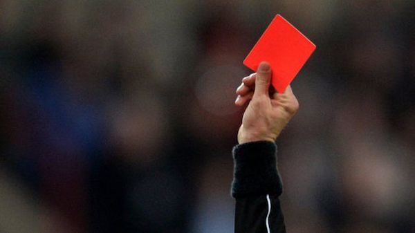 Mister e giocatori squalificati per tre anni: insulti, spinte e manate all’arbitro