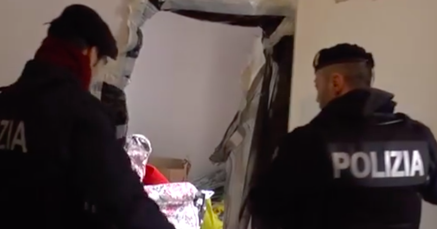 La Polizia esegue lo sgombero di un alloggio ALER e trova una serra di marijuana – VIDEO