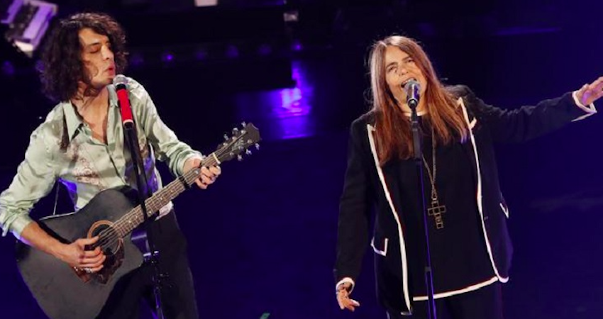 Motta e Nada con “Dov’è l’Italia” vincono la serata dei duetti