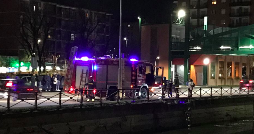 Cade nel Naviglio vicino al quartiere Burgo, salvo un 25enne